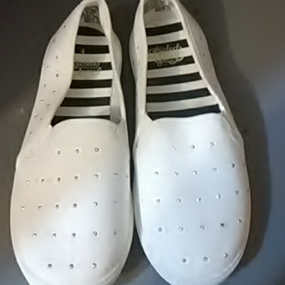 White cute not used just been in closet size 4